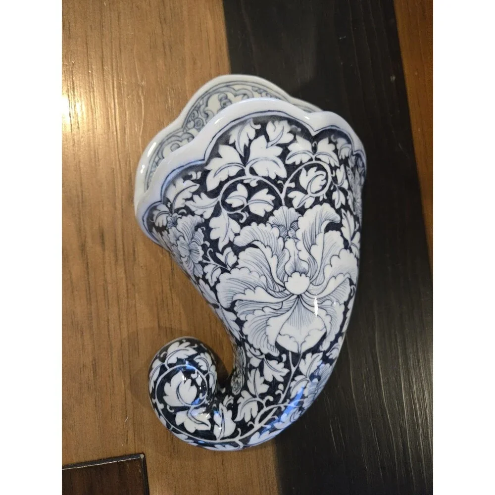 Vintage Maitland-Smith Blue & White Chinoiserie Porcelain Cornucopia Vase